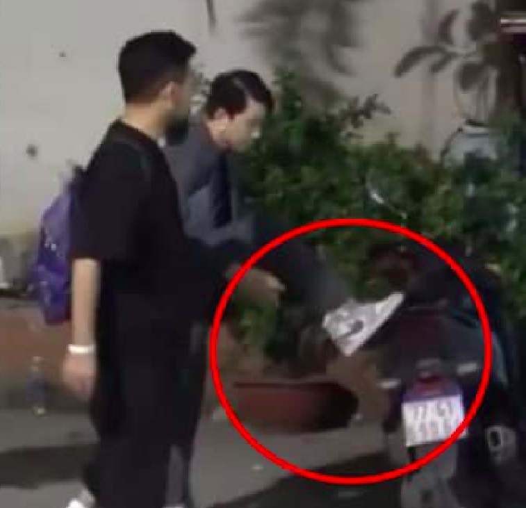 Karik lên tiếng xin lỗi vì vô ý gác chân lên xe máy người lạ buộc dây giày