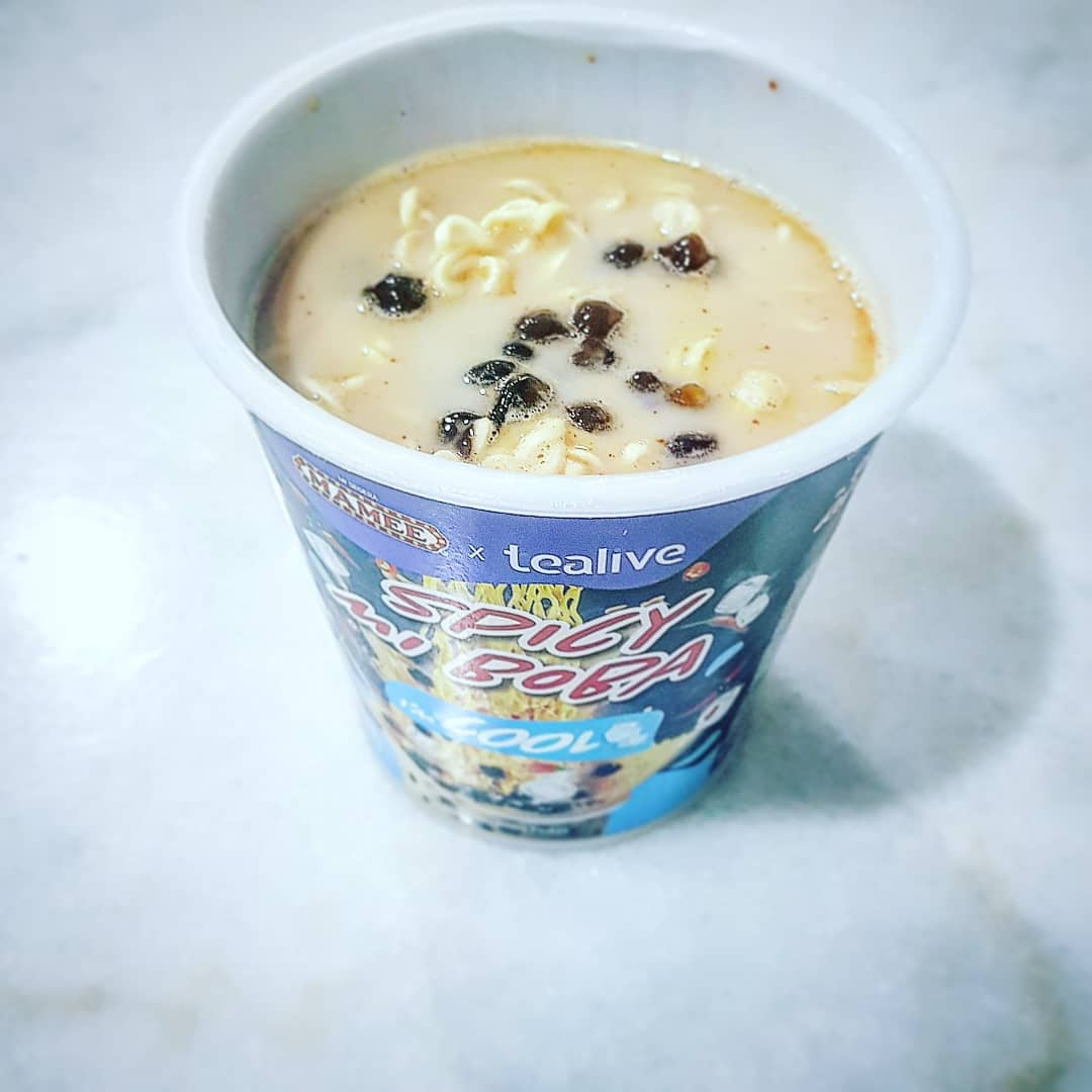 Một hãng trà sữa nổi tiếng của Malaysia - Tealive đã hợp tác cùng thương hiệu mì tôm khá nổi tại đây để ra mắt 'ly mì tôm trà sữa trân châu đen' với tên gọi Spicy Mi Boba.