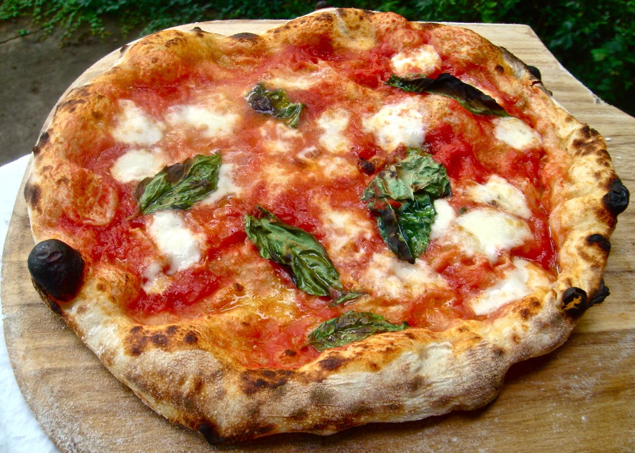 Neapolitan là món pizza huyền thoại.