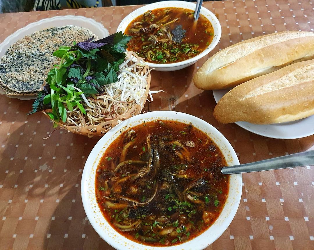 Thông thường, súp lươn sẽ được ăn kèm với bánh mì hoặc bánh mướt. Ảnh: @anvoibig.nam.le89