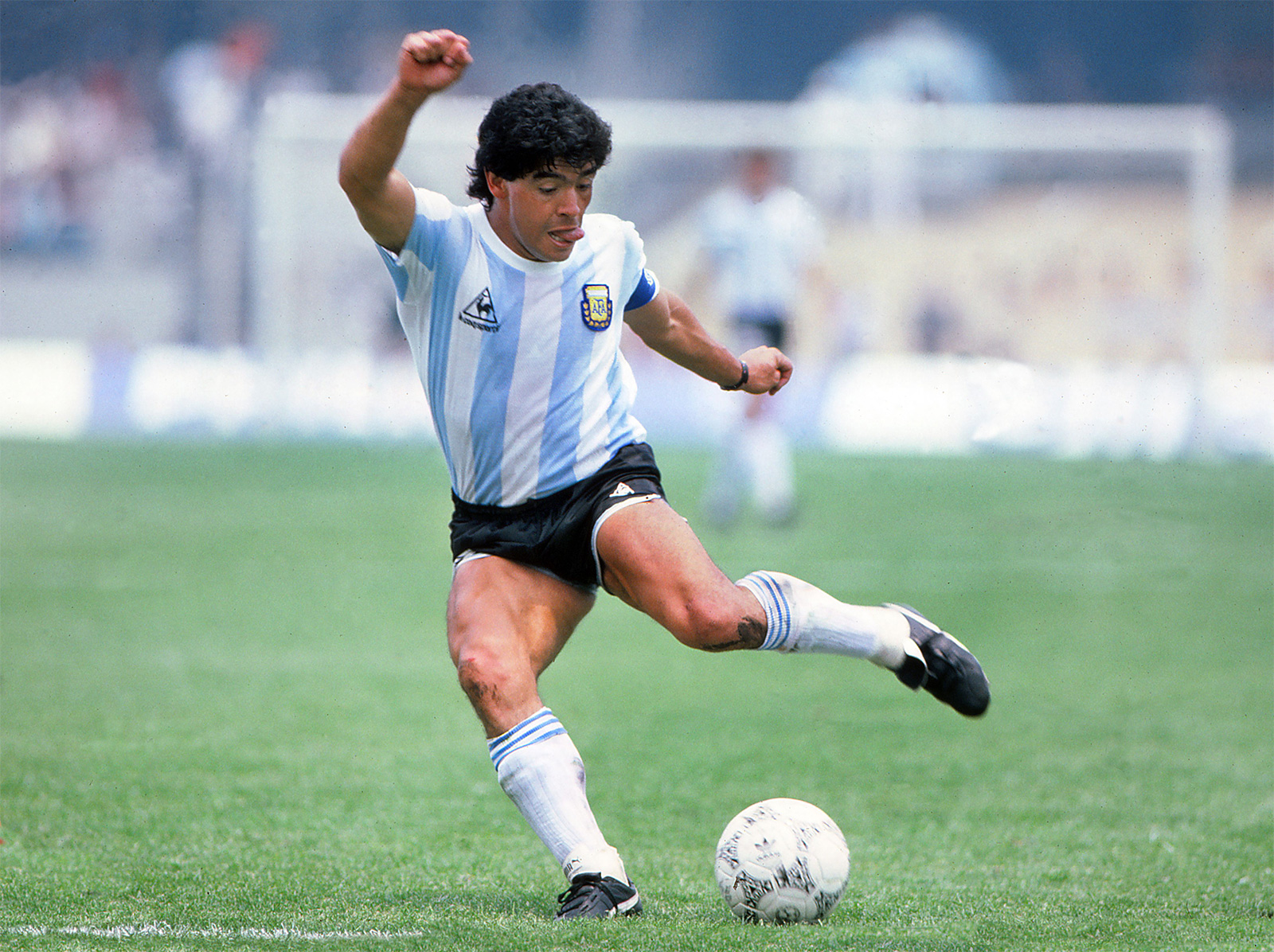 Diego Maradona là một huyền thoại của làng túc cầu thế giới.