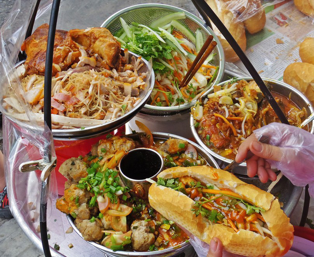 Bánh bánh mì Việt quá đỗi đa dạng, từ chả thịt cho đến xíu mại, cá hộp...