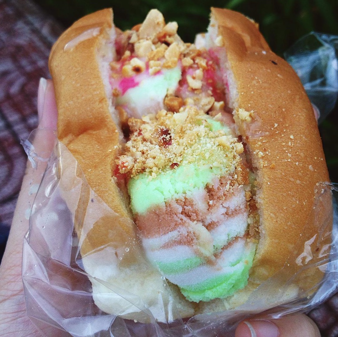 Trở vể tuổi thơ với món bánh mì kẹp kem độc đáo từ thời “ông bà anh”