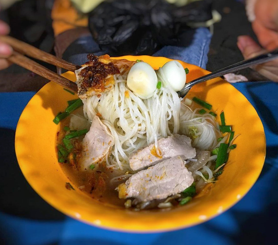 Đêm Sài Gòn mà không ăn hủ tiếu gõ thì coi như chưa đến Sài Gòn