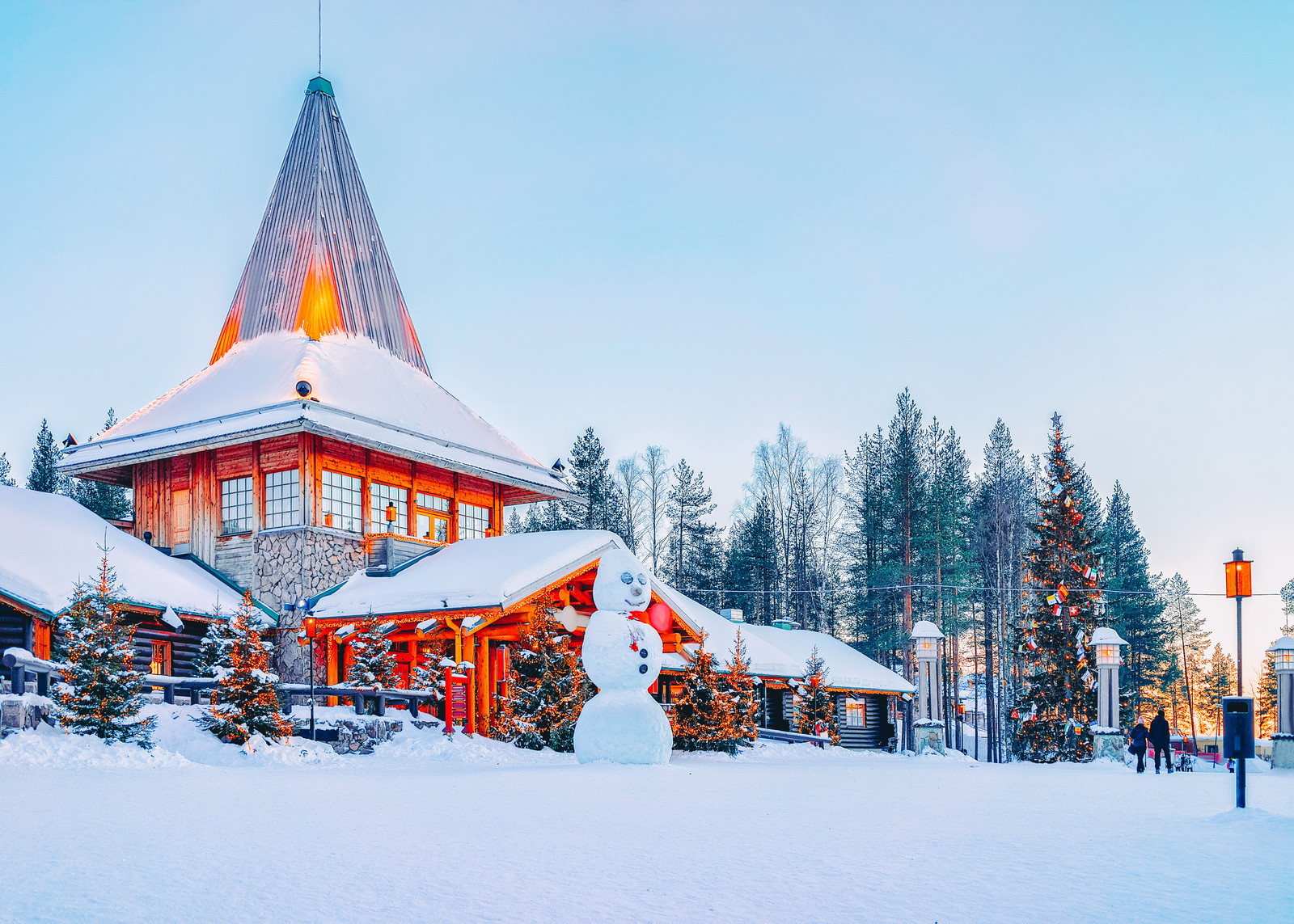 Ngôi làng Rovaniemi vô cùng lung linh trong mùa Giáng sinh.