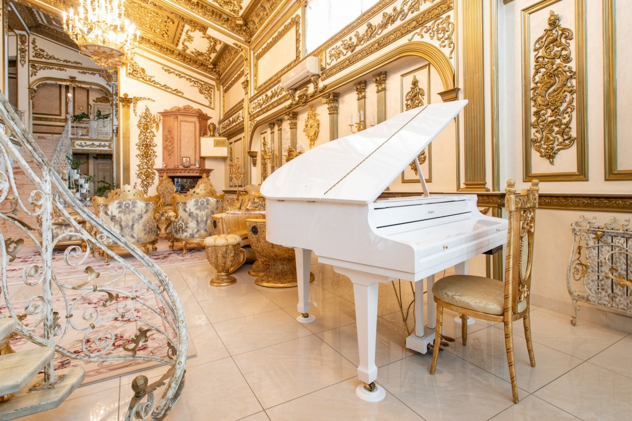 Phong cách kiến trúc Rococo và Baroque thể hiện rất rõ qua những chi tiết điêu khắc mạ vàng ở tường, sàn, trần nhà...