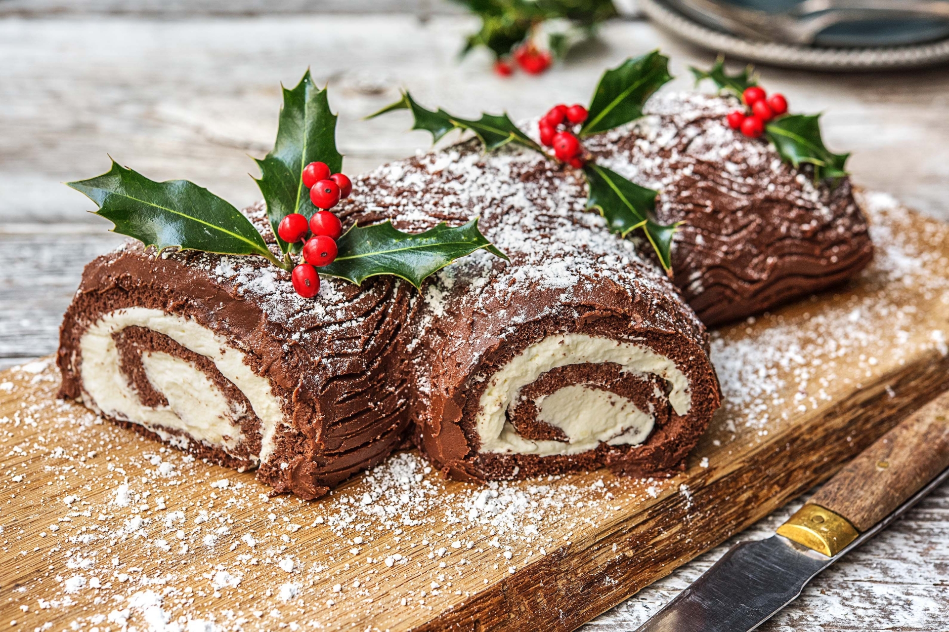 Dưới hình dáng chiếc bánh khúc cây nhỏ xinh, Yule log vẫn hiện diện như một phần không thể thiếu trong mỗi dịp Giáng sinh.