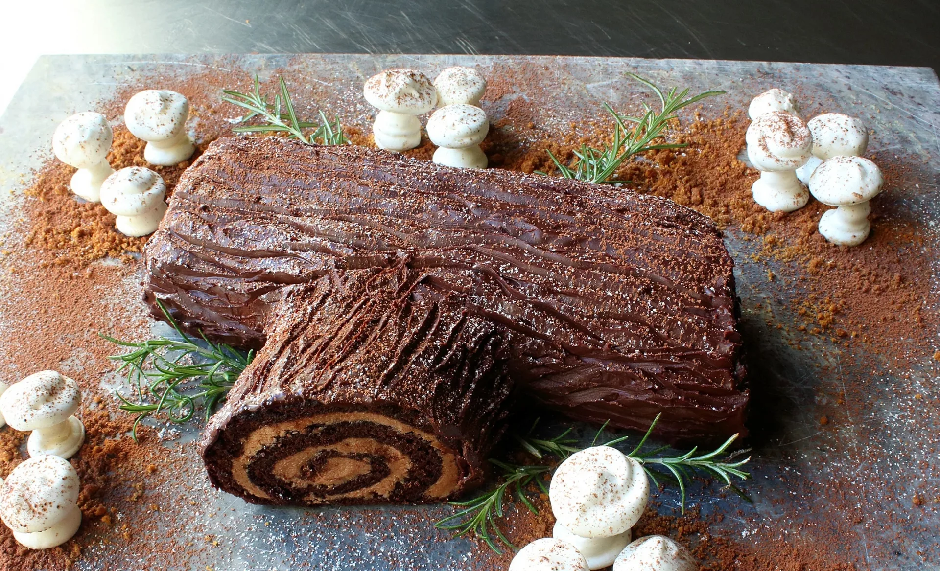 Bánh khúc cây Yule Log, món tráng miệng quan trọng trong lễ Giáng Sinh - Ảnh 1