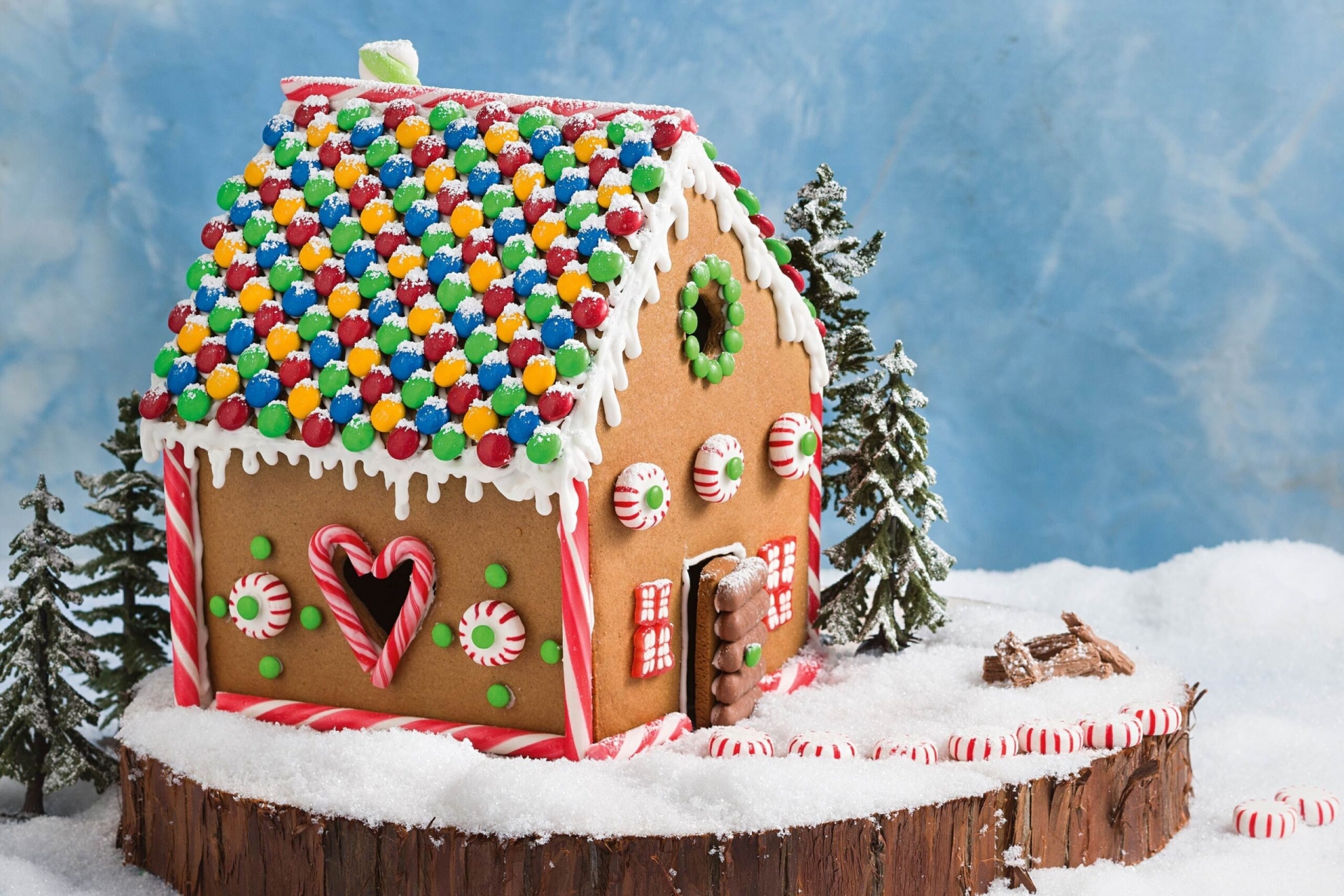 Bánh quy gừng được trang trí thành hình ngôi nhà.