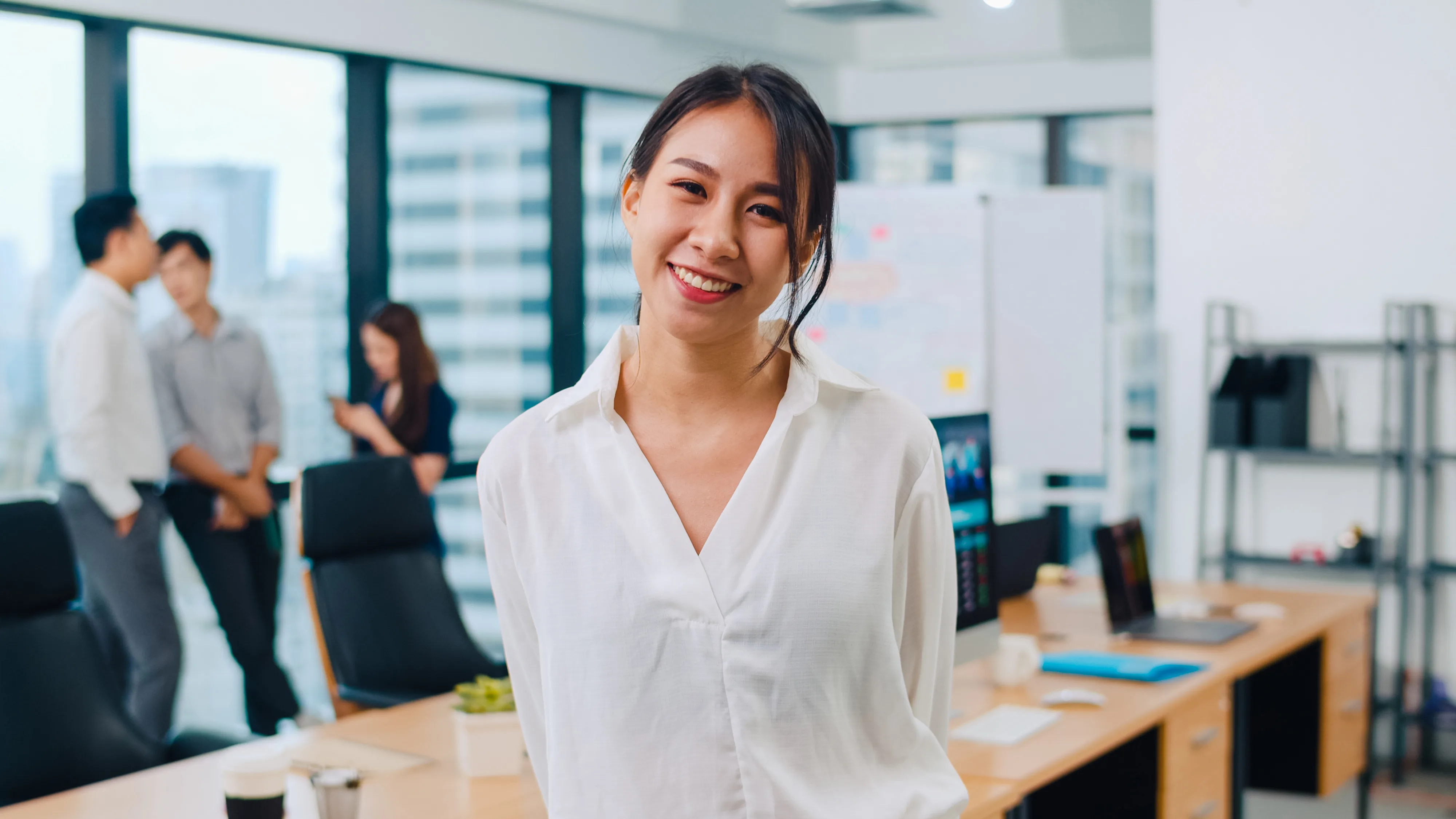 Công sở dù tự do đến mấy, các chị ơi xin đừng quá úi xùi!