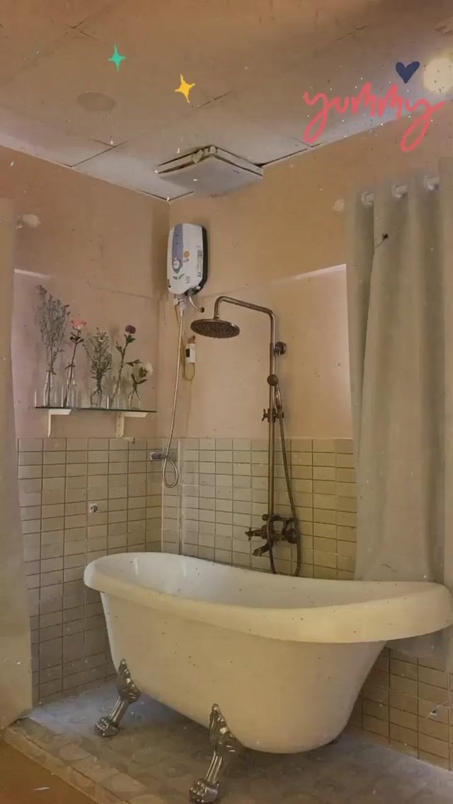 Phòng tắm do chính bố Khánh Vân cải tạo để chiều con gái.