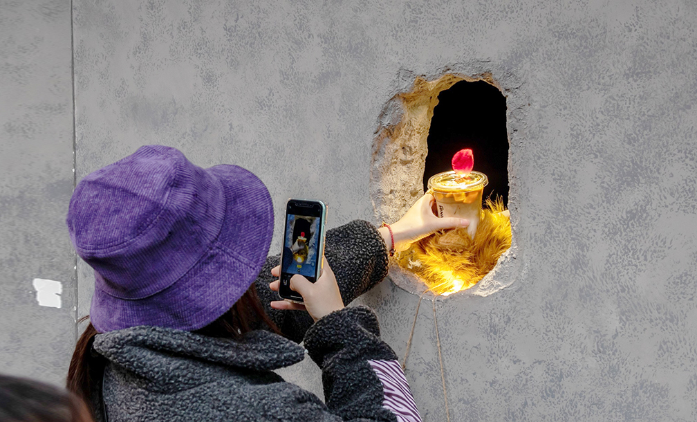 Quán cà phê chỉ giao tiếp qua lỗ nhỏ trên tường và bí mật cảm động phía sau