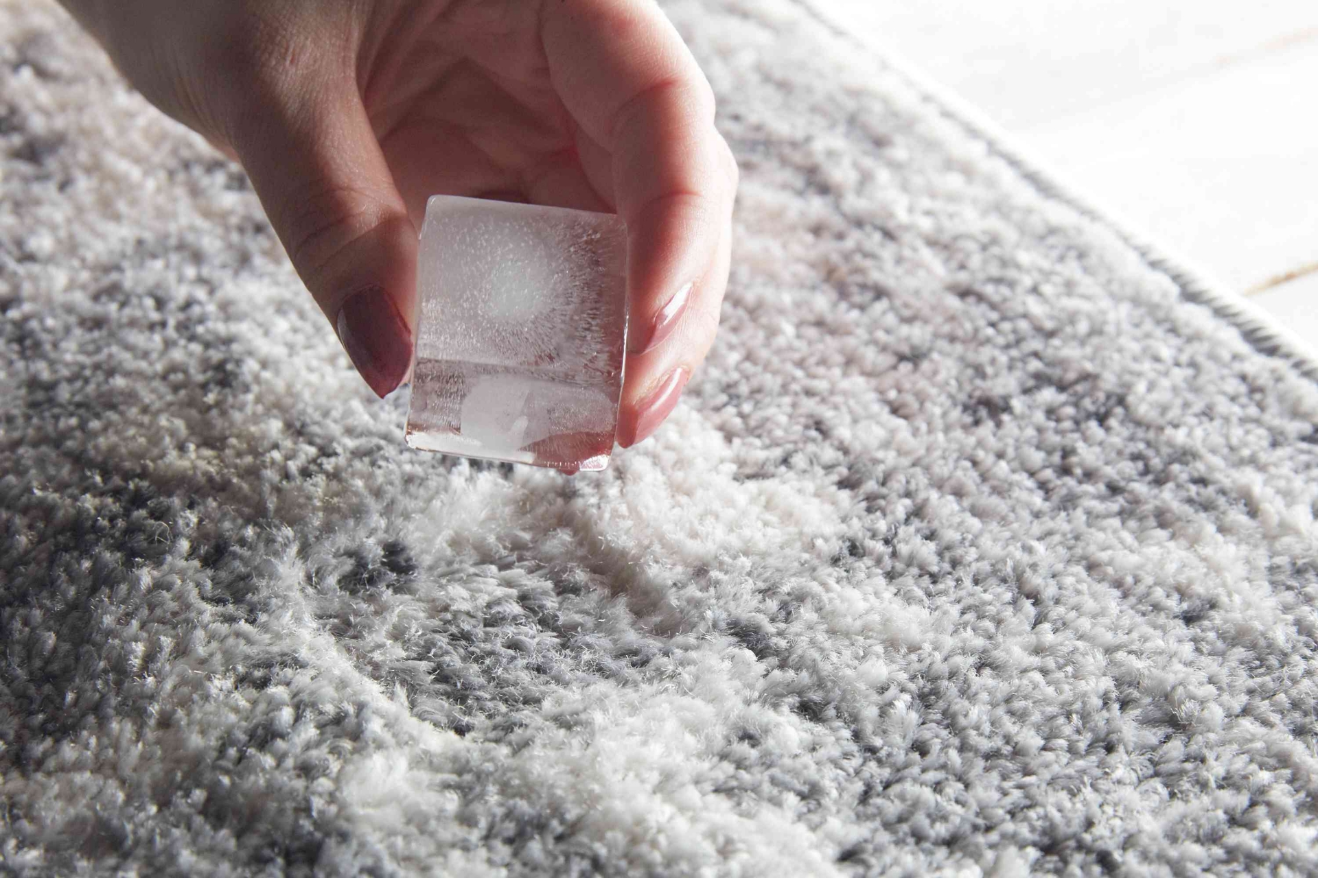 Loại bỏ vết lõm trên thảm trải sàn bằng nguyên liệu tủ lạnh nhà nào cũng có