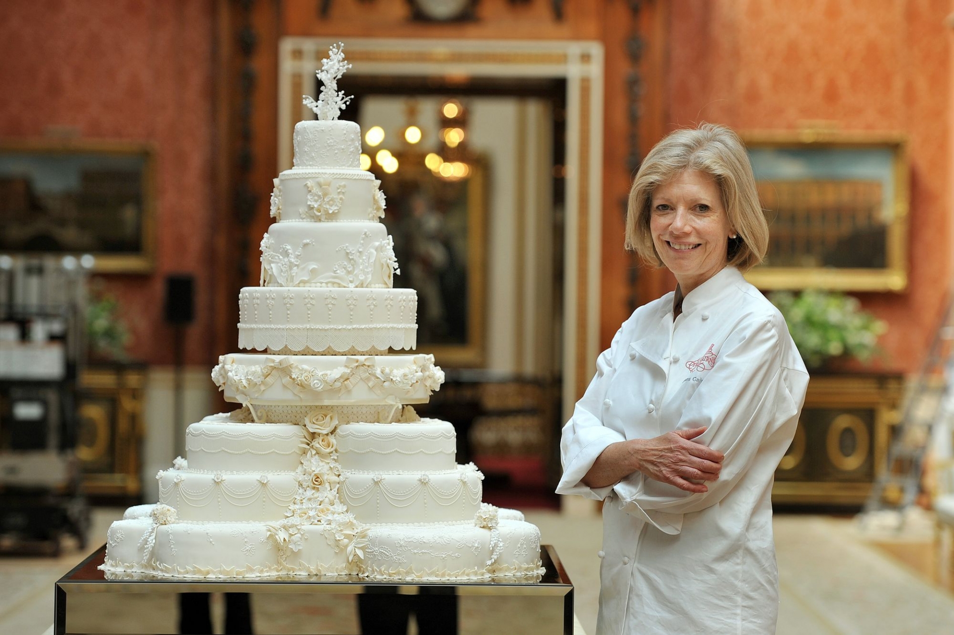 Mỗi chiếc bánh cưới của Hoàng gia Anh đều là một tác phẩm nghệ thuật với phần cốt bánh là fruit cake.