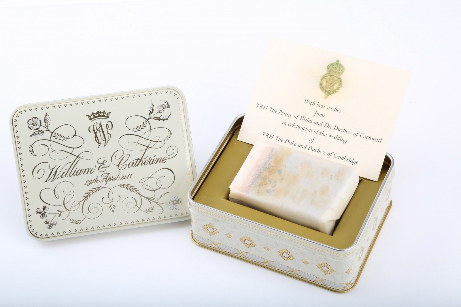 Lát bánh cưới của vợ chồng Hoàng tử William và công nương Kate được bán đấu giá.