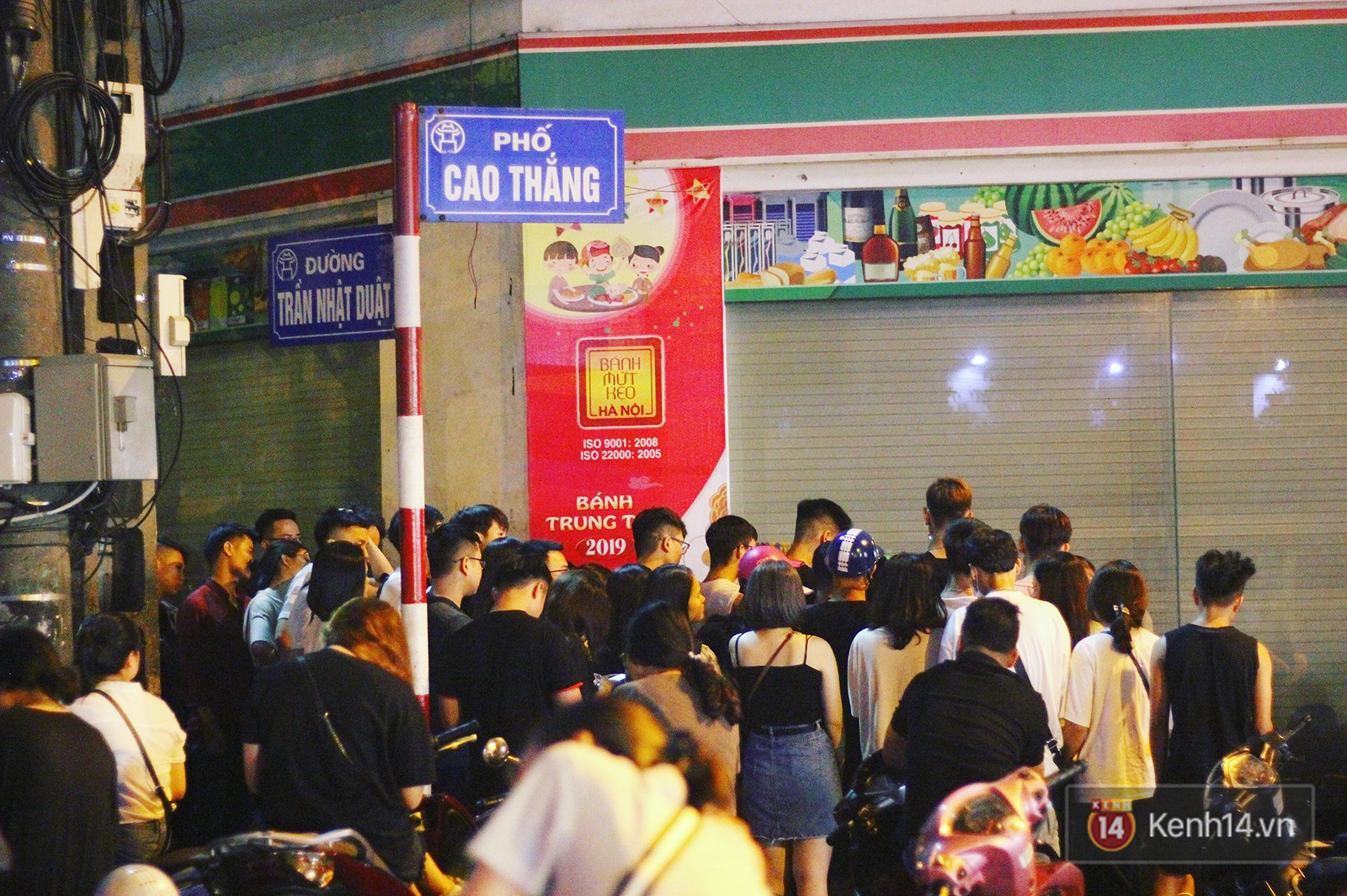 Dù bán lúc 3 giờ sáng nhưng nhiều người vẫn sẵn sàng xếp hàng đợi mua bánh mì dân tổ.
