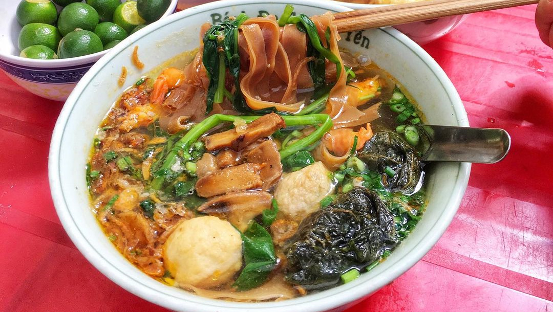 Ăn sập đất Cảng với 5 quán bánh đa cua chỉ "thổ địa" Hải Phòng mới biết