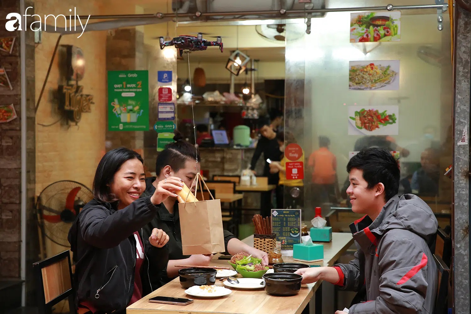 Một quán ăn ở Hà Nội đã tiên phong trong việc sử dụng máy bay điều khiển từ xa để giảm tối đa việc tiếp xúc giữa nhân viên và khách hàng.