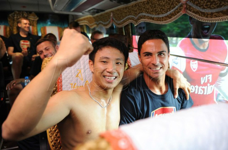 Sau khi chạy theo một quãng đường dài, Xuân Tiến đã được lên xe cùng đội Arsenal.