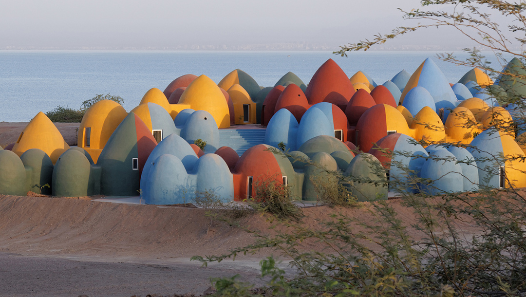 Ngôi làng sở hữu 200 ngôi nhà mái vòm đẹp như truyện cổ tích ở đảo Hormuz