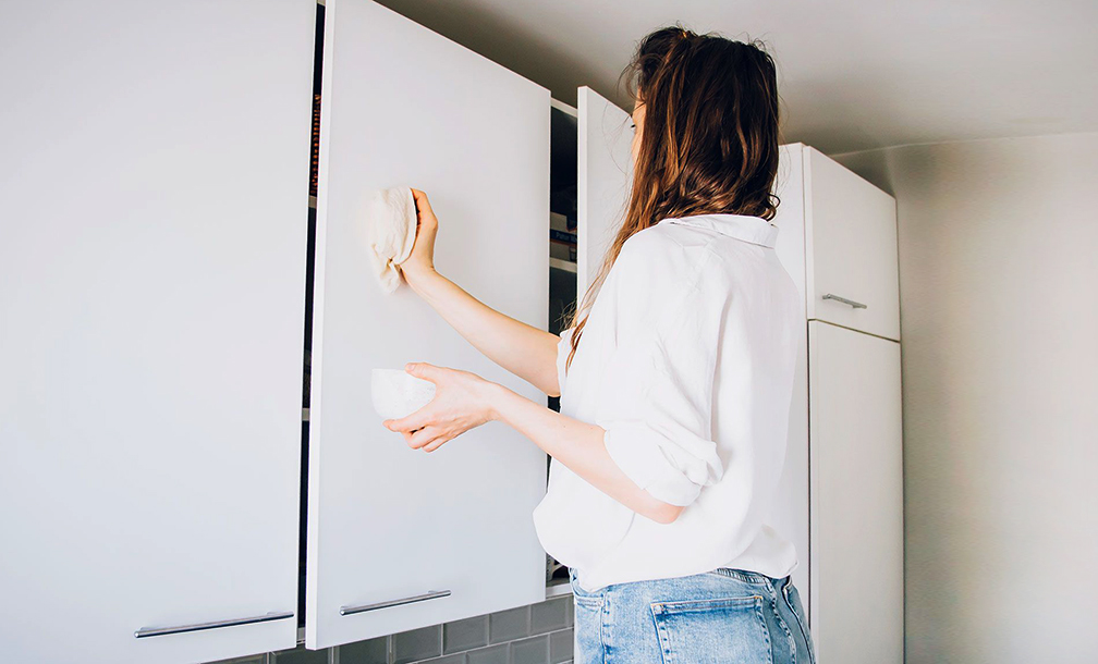 Vệ sinh tủ bếp sạch sẽ từ trong ra ngoài để yên tâm đón Tết