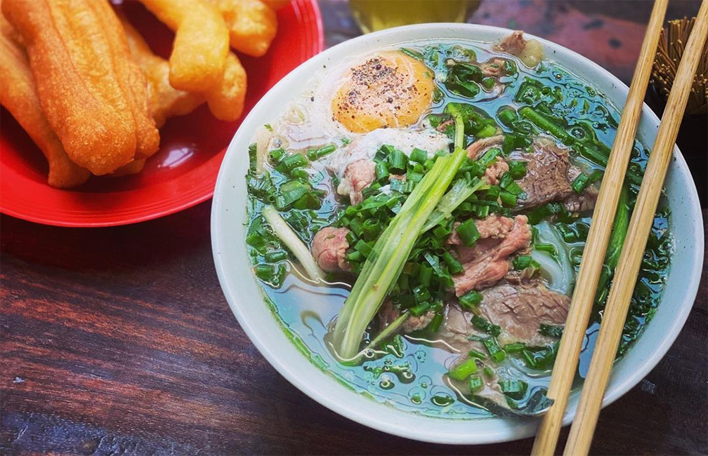 3 quán phở bò bát thường cũng từ 50 ngàn nhưng rất đông khách trong phố cổ