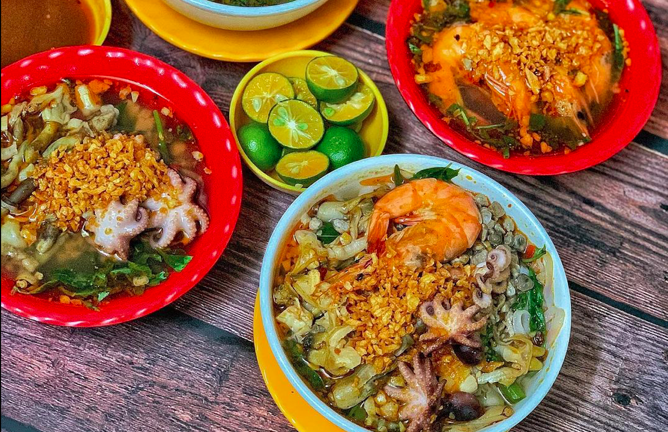 Ngày mưa Sài Gòn "hít hà" mì ốc hến dì Lan làm ấm bụng cho buổi xế chiều