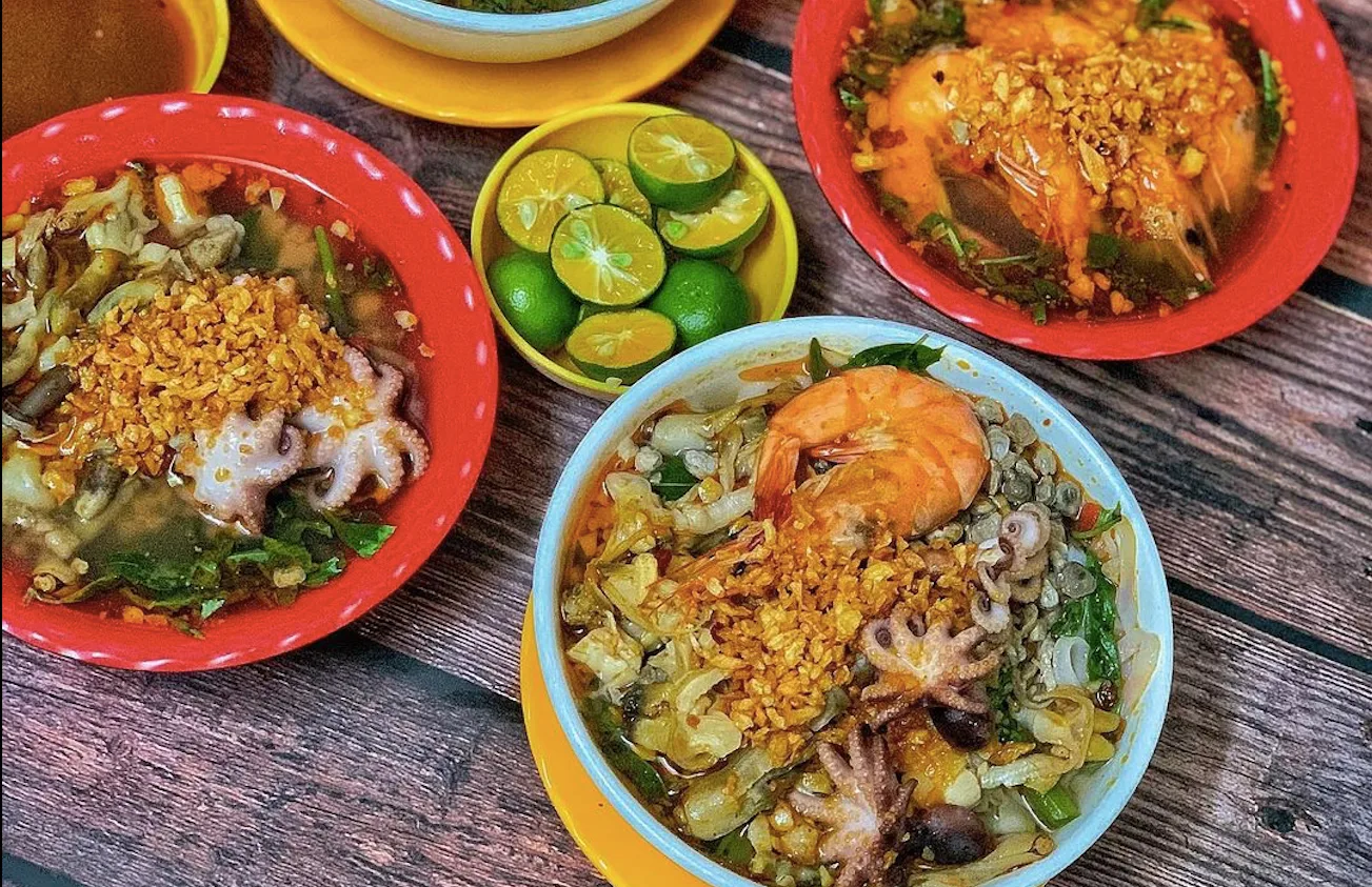 Ngày mưa Sài Gòn "hít hà" mì ốc hến dì Lan làm ấm bụng cho buổi xế chiều