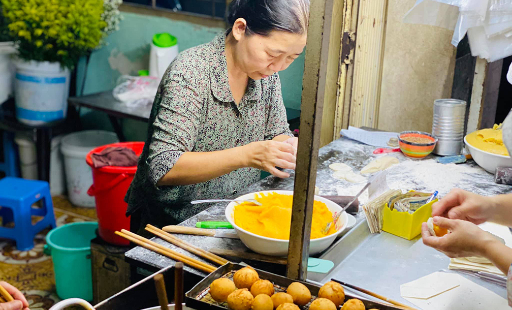 Bánh tiêu Đồ Chiểu, Vũng Tàu có gì ngon mà xếp hàng cả tiếng mới được mua?