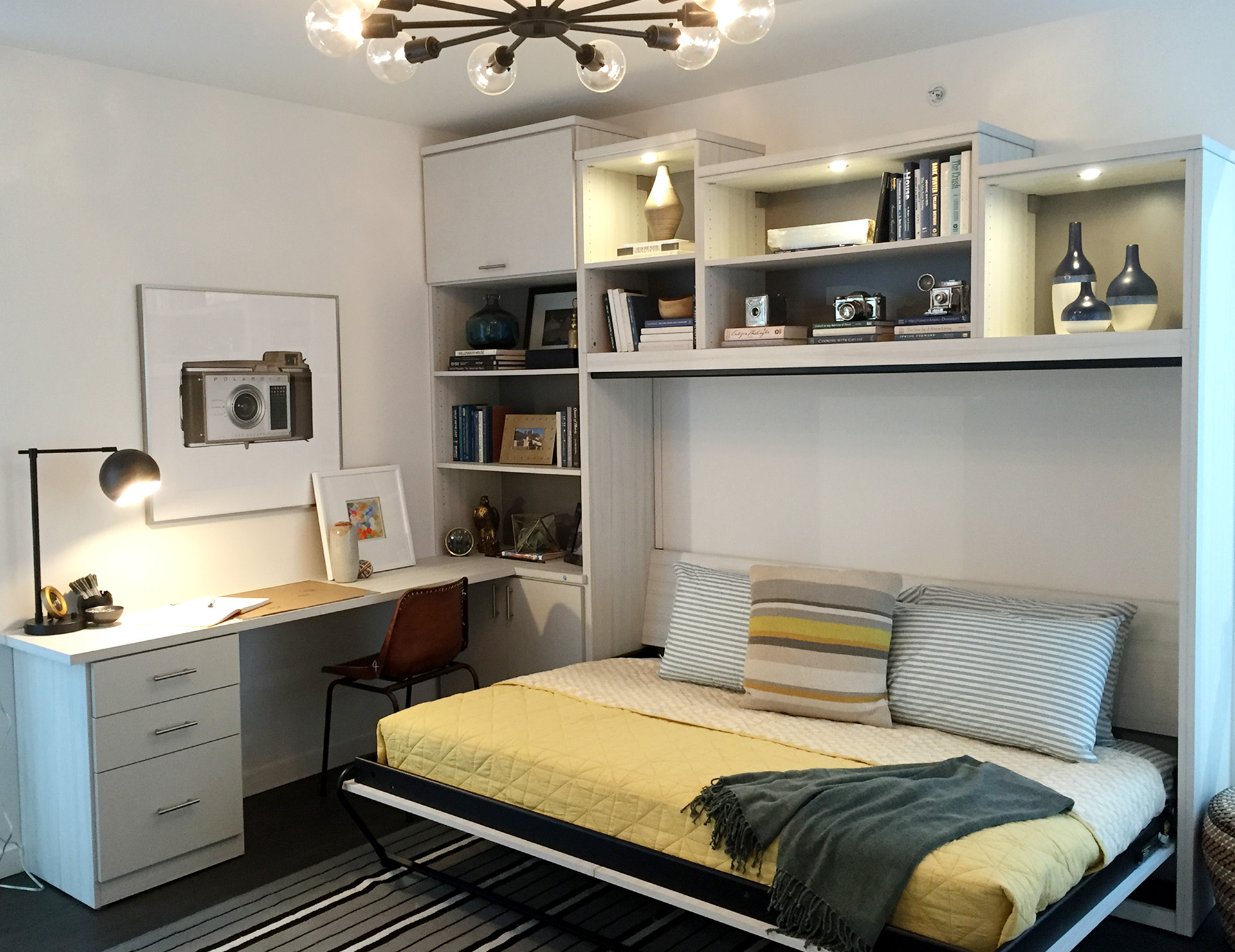 Giường Murphy được tích hợp với kệ đồ là thiết kế hiện rất được ưa chuộng bởi tính gọn gàng, đa nhiệm của nó.