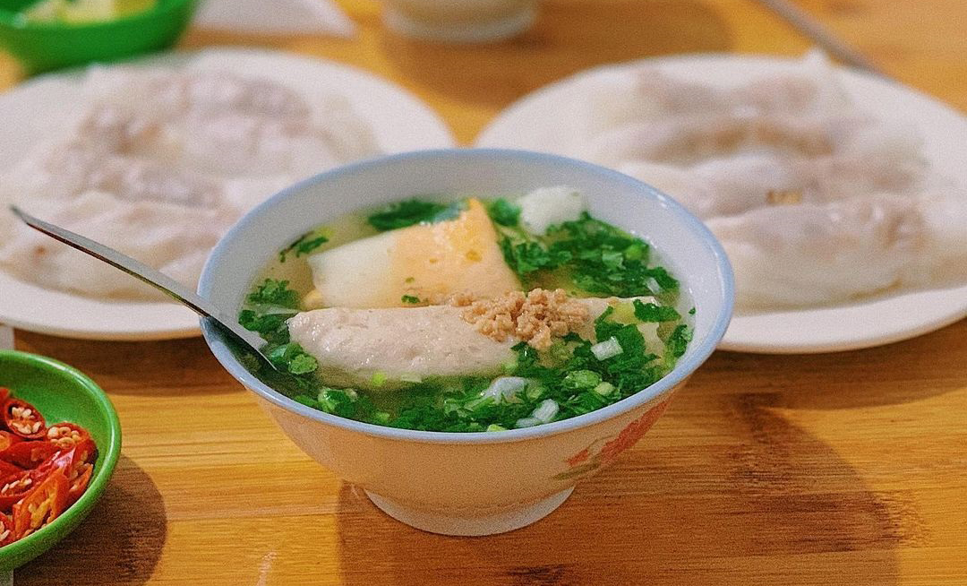 Tới Cao Bằng nếm bánh cuốn ăn với nước xương, măng muối ngon quên lối về