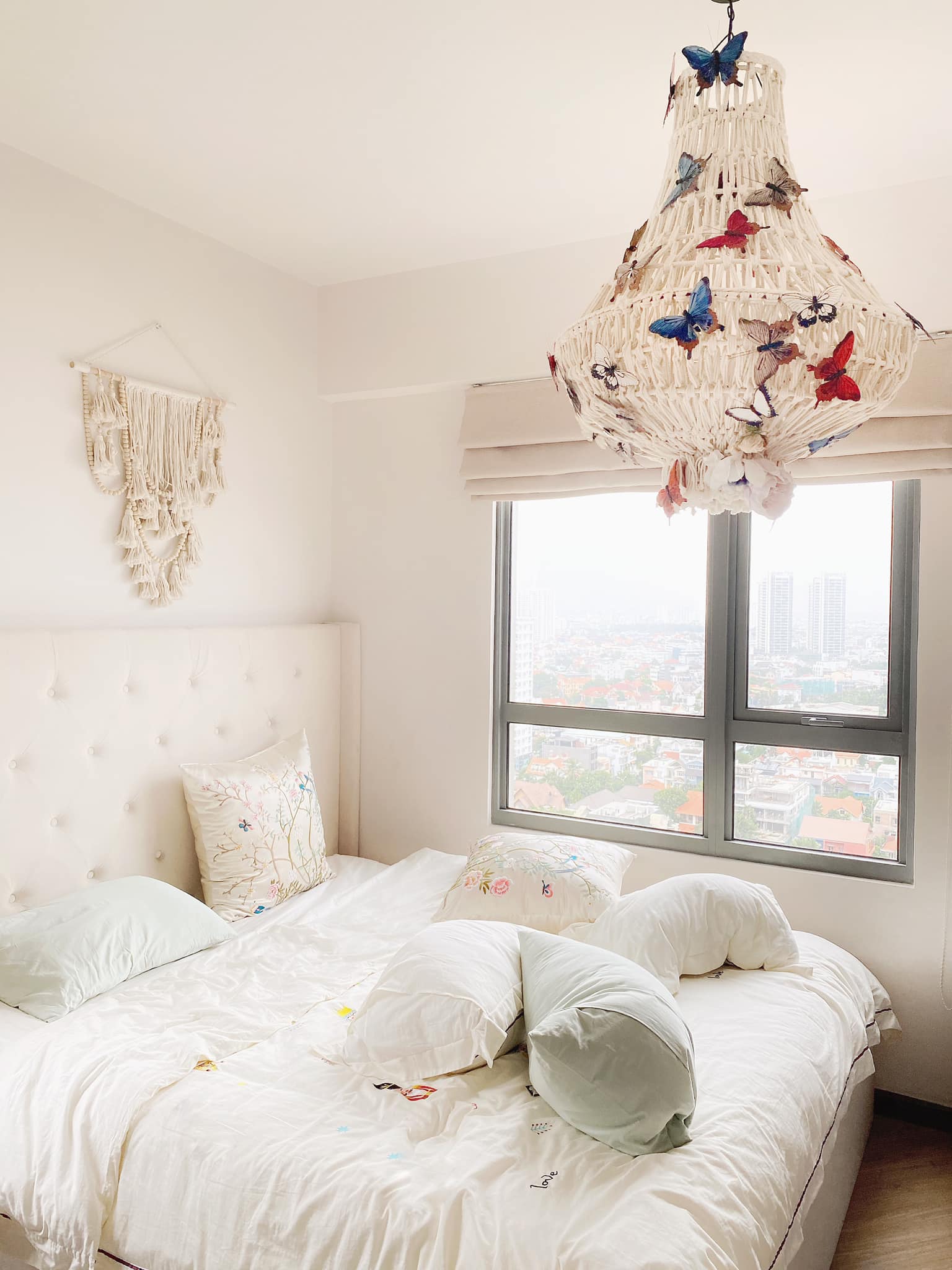 Phòng ngủ với tông màu ấm nhẹ nhàng và những chi tiết trang trí cầu kỳ, thể hiện tư duy thẩm mỹ tinh tế của chủ nhân.