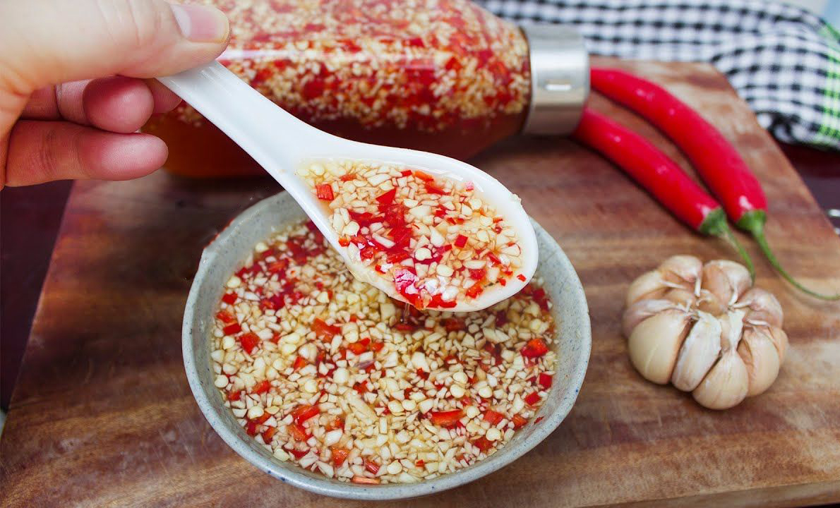 Cách pha nước mắm để tỏi ớt luôn nổi trên bề mặt như ngoài hàng