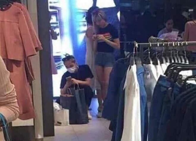 Không chỉ mặc đồ đôi, cặp đôi còn bị bắt gặp khi đi mua sắm cùng nhau.