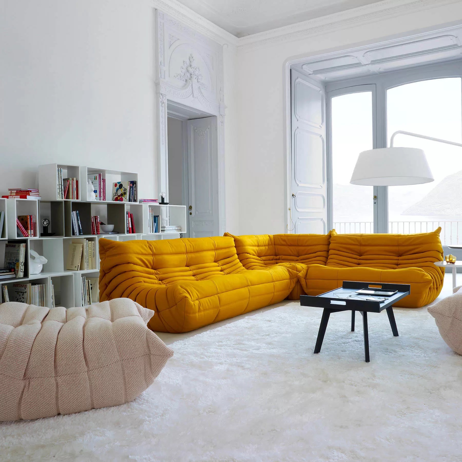 Êm ái, tiện nghi và nổi bật nhưng mẫu sofa không chân sẽ tốn nhiều diện tích hơn, phù hợp với những phòng khách nhỏ.