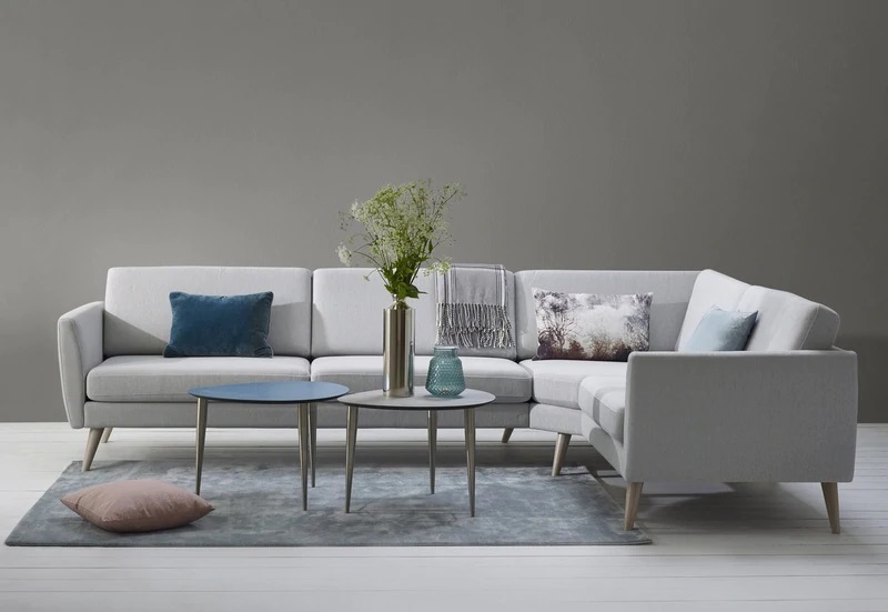Mẫu sofa module chân cao thanh mảnh màu ghi nhạt là gợi ý đáng tham khảo cho rất nhiều không gian phòng khách.