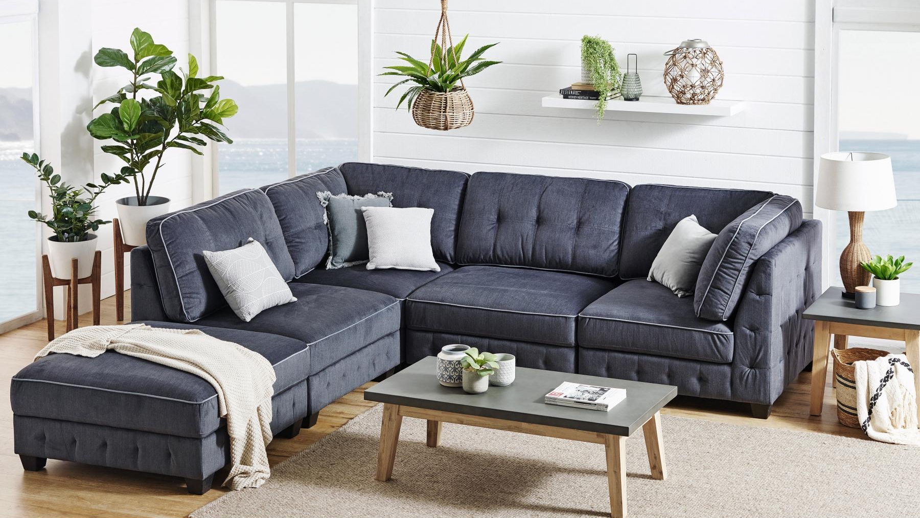Sofa module màu xám này là một lựa chọn lý tưởng để nâng cao sự thoải mái và tăng thêm phong cách hiện đại cho ngôi nhà. Hình thức đẹp, màu trang nhã, cấu hình rộng mang đến giải pháp thư giãn tiện dụng nhưng vẫn tối giản.