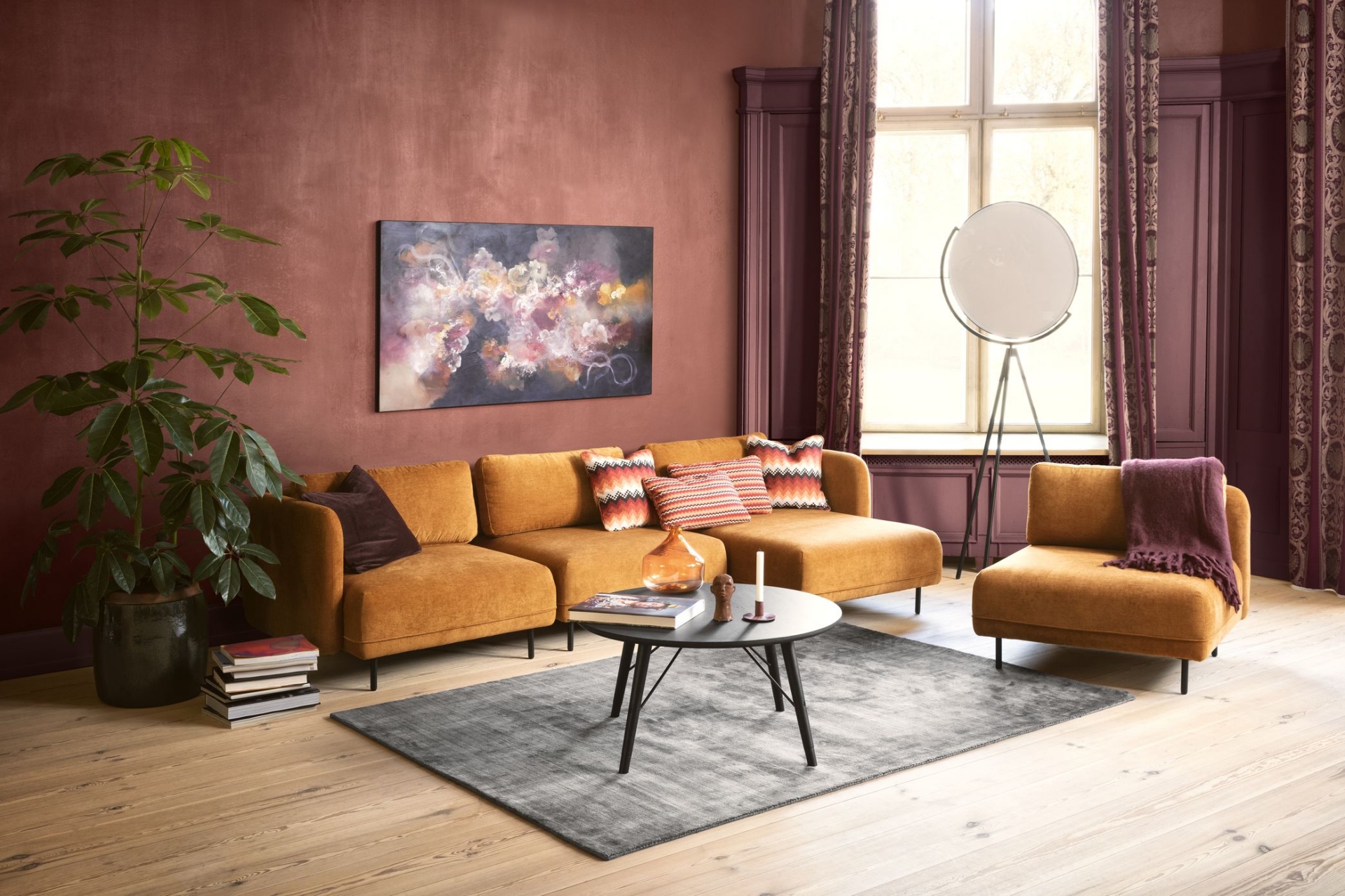 Bộ sofa được ghép từ 4 module này rất bắt mắt với màu vàng nghệ. Sofa có chân luôn là cách để giúp phòng khách thanh lịch và mềm mại hơn.