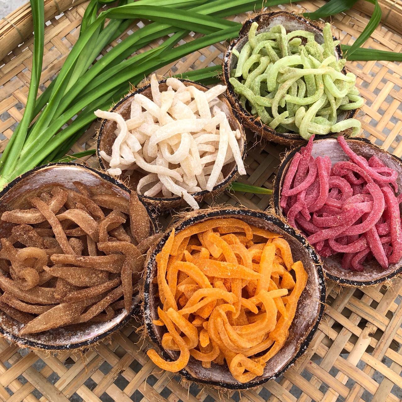 Mứt dừa có rất nhiều biến tấu với đủ hương vị và màu sắc.