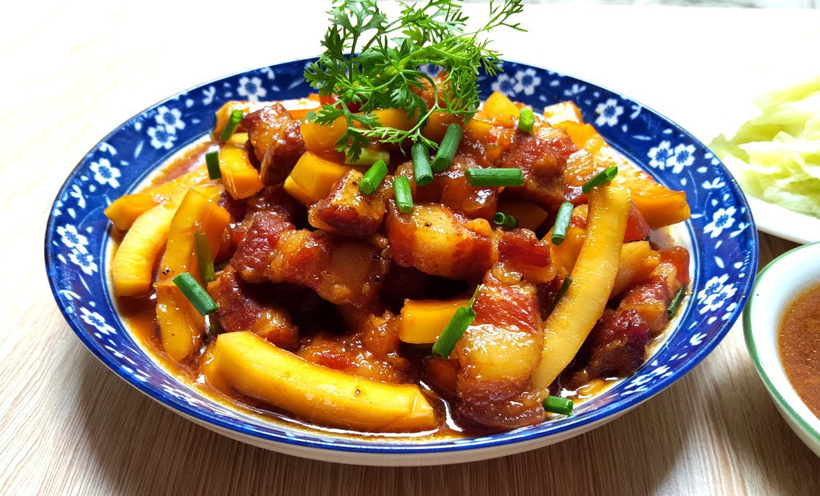 Làm mứt dừa non thất bại hãy mua thịt và chế biến thành món thịt kho dừa ngon bất bại