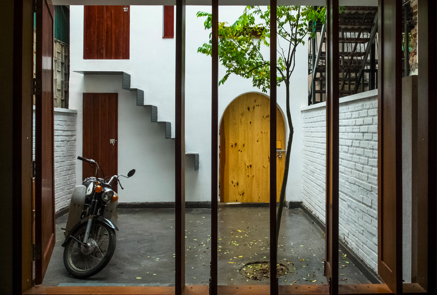 Ngôi nhà ống đậm chất truyền thống với chi phí 300 triệu ở Tây Hồ, Hà Nội