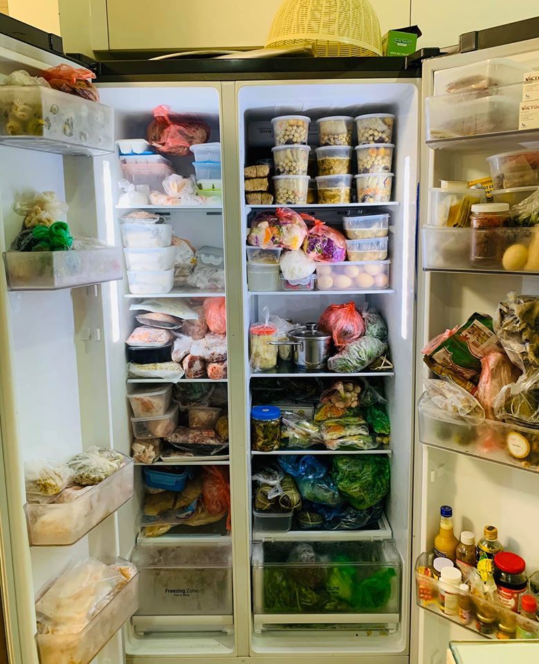 Những chiếc tủ lạnh đầy chật đồ ăn ngày Tết.