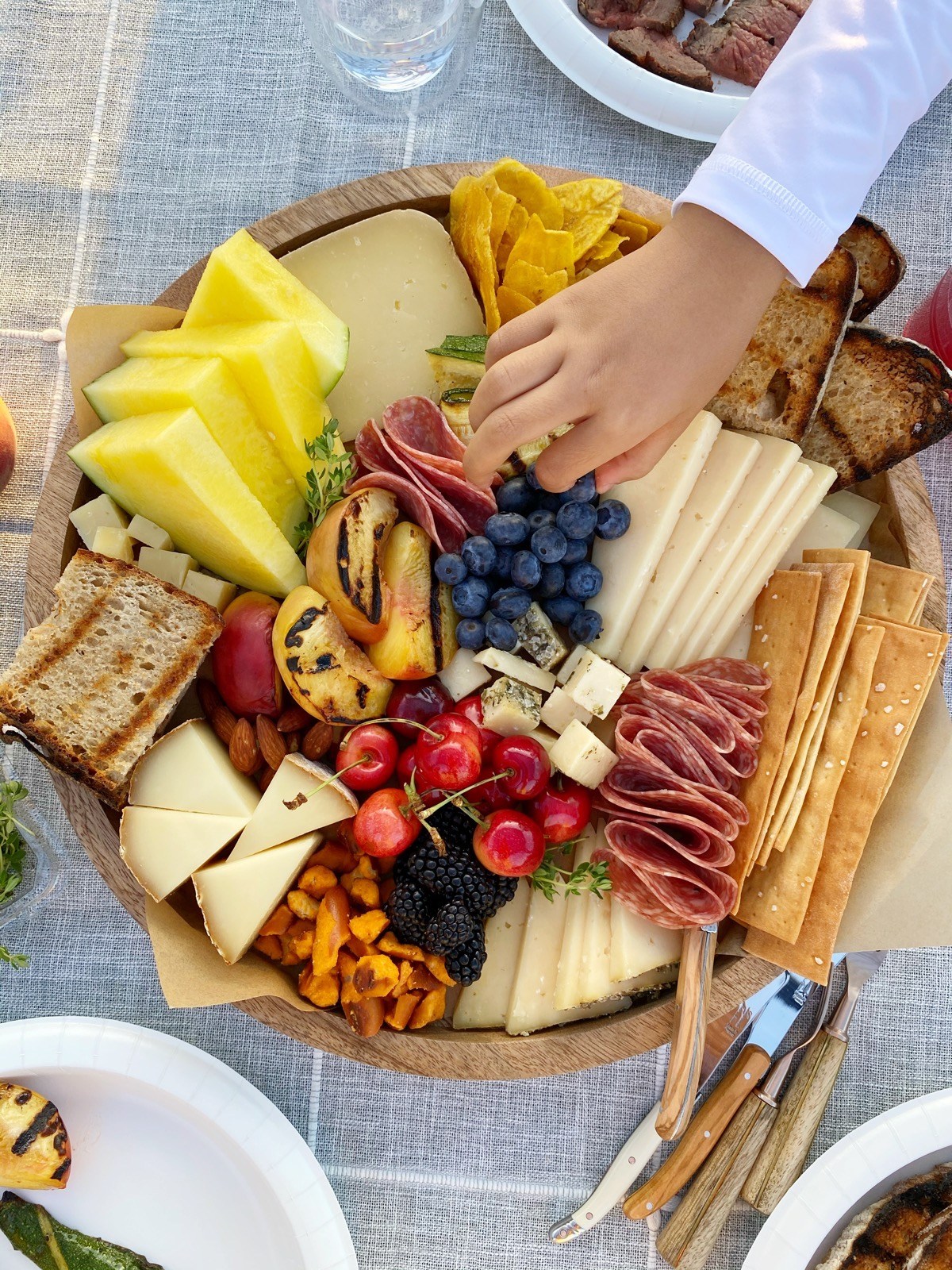Cheese board, món ăn của các buổi tiệc và 6 lưu ý để có cheese board chuẩn - Ảnh 1