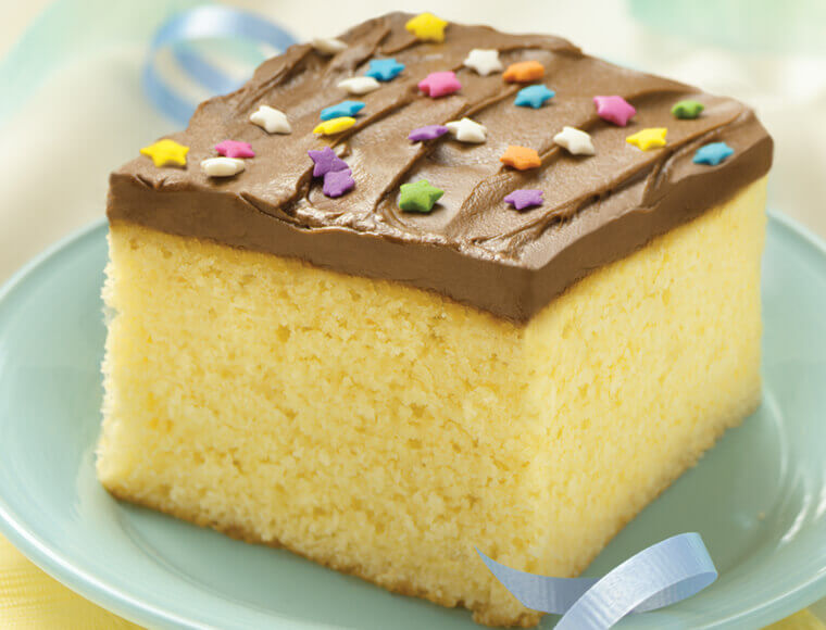Butter cake có độ mềm xốp và ẩm mịn do sử dụng sữa trong công thức.