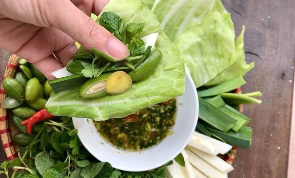 Bắp cải cuộn nhót xanh chấm chẩm chéo - đặc sản gây nghiện của vùng Tây Bắc