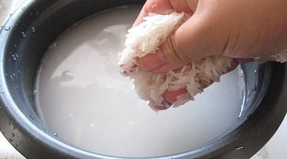 Gạo cần vo sạch nhưng đừng vo quá kĩ nhé.
