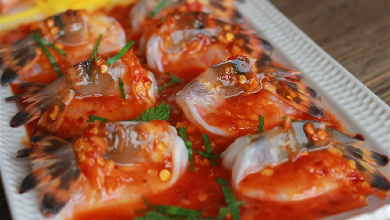 Cách làm món gỏi tôm sốt chua cay Thái Lan cực đã miệng ngay tại nhà