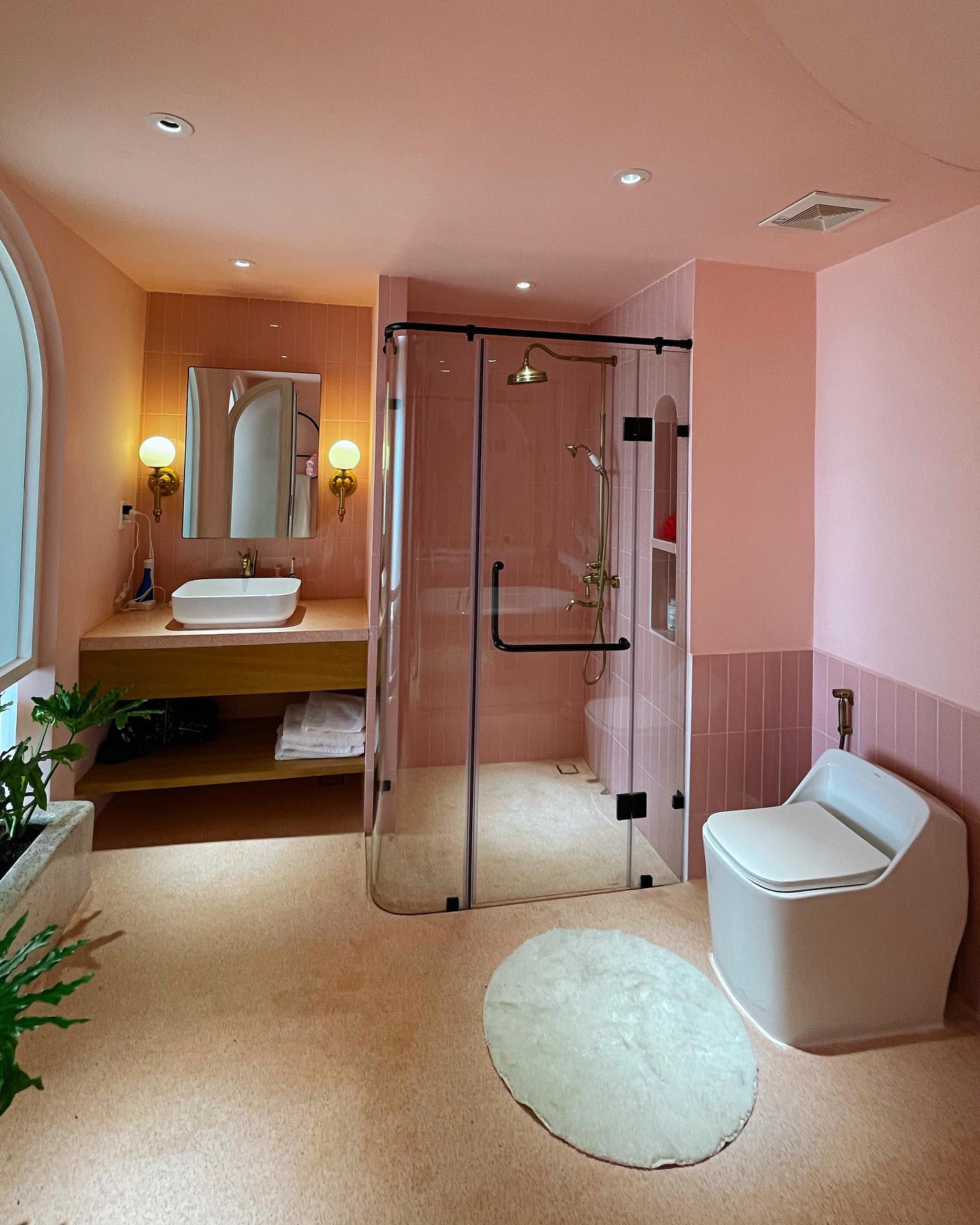 Phòng tắm màu hồng ngọt ngào và thời thượng.