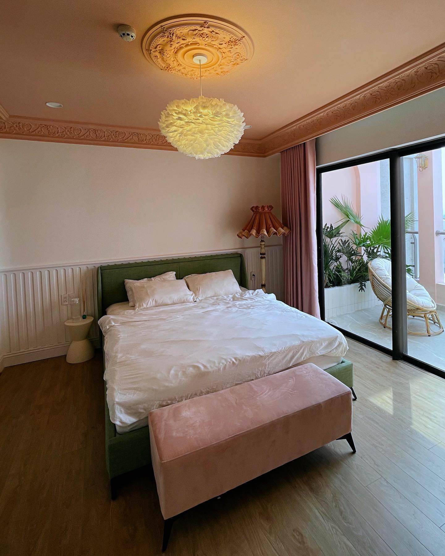 Phòng ngủ của Quỳnh Anh rất nữ tính, lãng mạn nhưng không kém phần phóng khoáng.