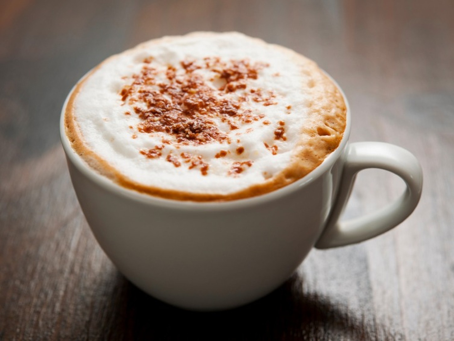 Cappuccino thường được rắc bột quế hoặc vụn chocolate.